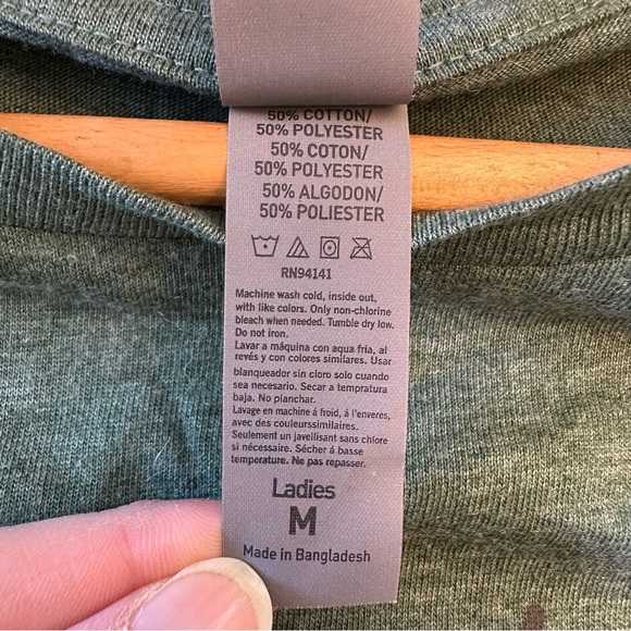 Friends TV Show Christmas Tee - Picture 5 of 6